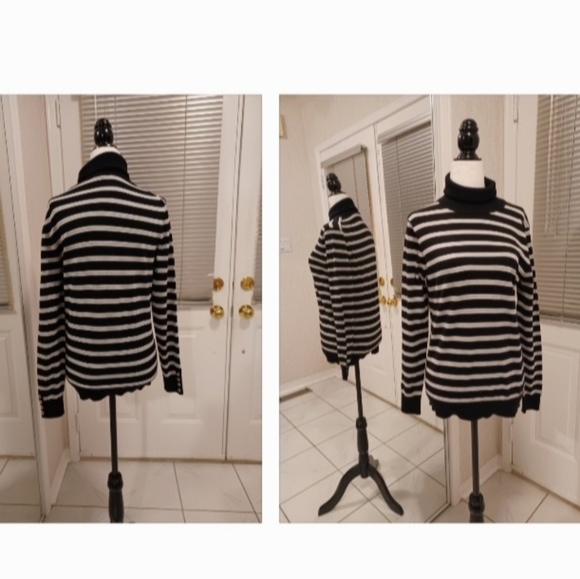 4/$80 Tommy Hilfiger Turtleneck - Size Small - Picture 9 of 9